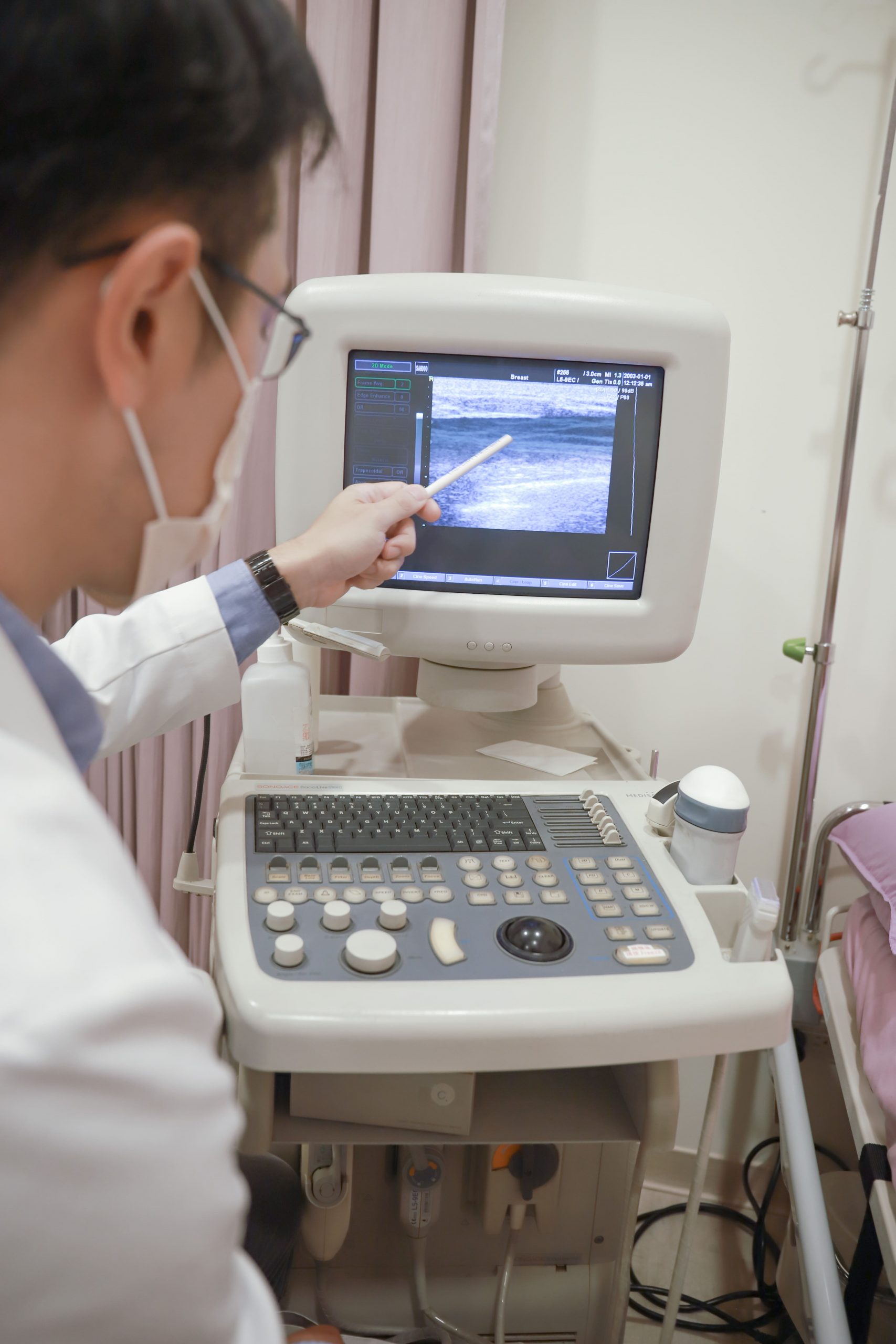 麗波永康男性女乳專家周威志醫師，利用超音波儀器檢測男性女乳的畫面