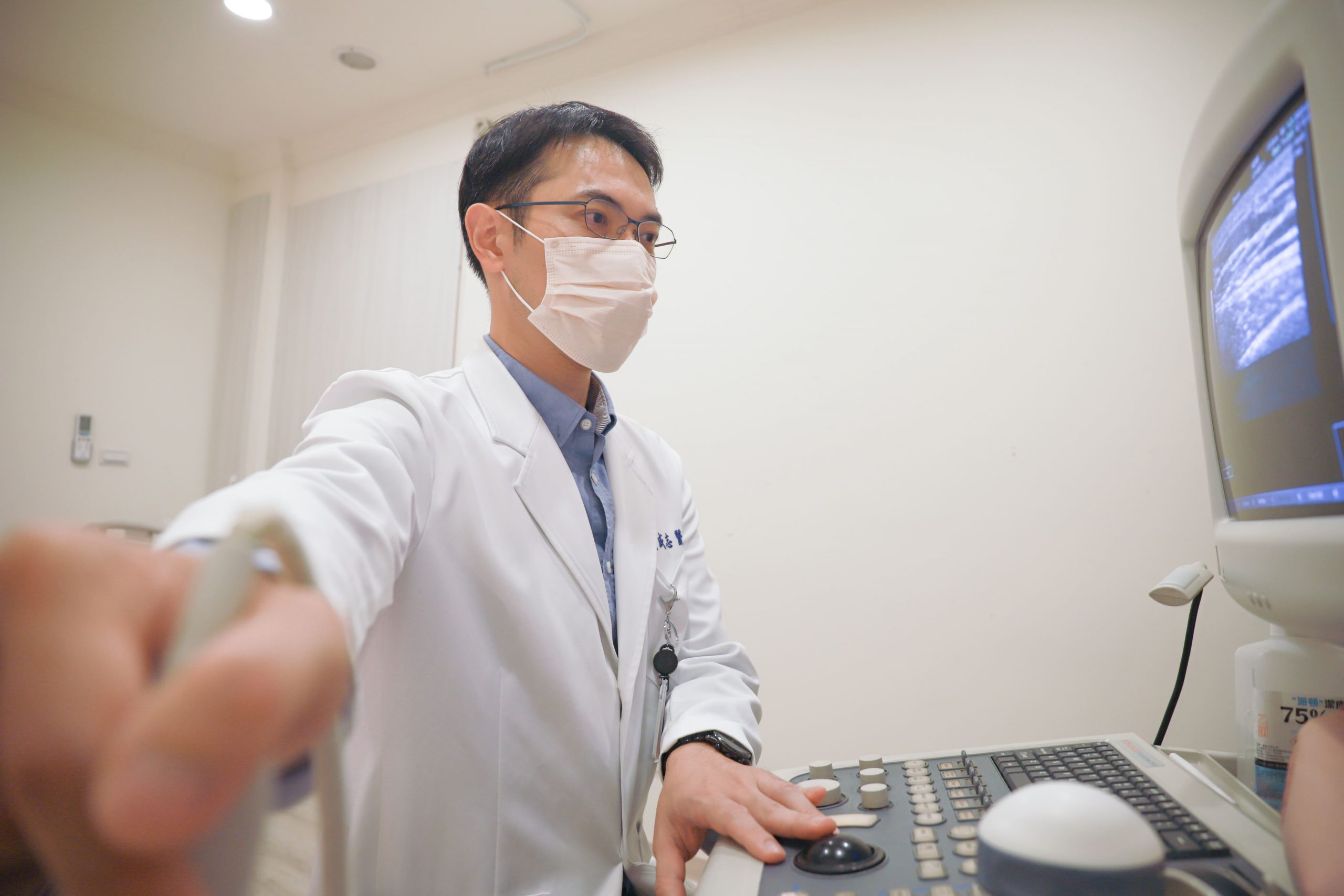 麗波永康男性女乳症治療專家周胃志醫師，操作超音波檢測男性女乳的症狀